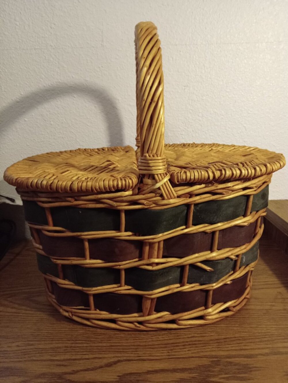 Woven Split-Lid Wicker Picnic Basket w/green & Burgundy lace woven splints